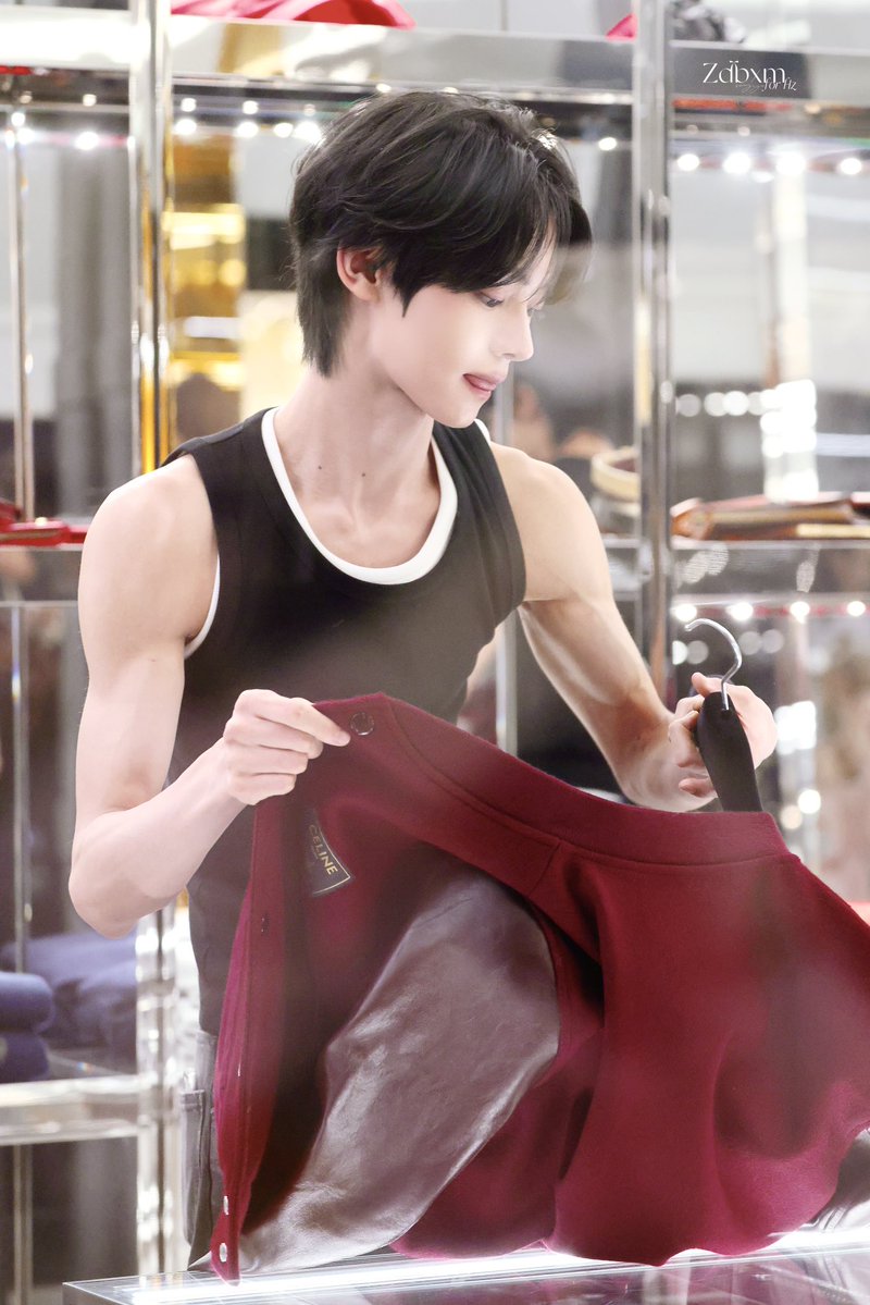 SONGYU_0105's tweet photo. 【10.3celine】
#韩振 #한진 #HANJIN #ハンジン #TWS #투어스 https://t.co/gIb3zJdCmy