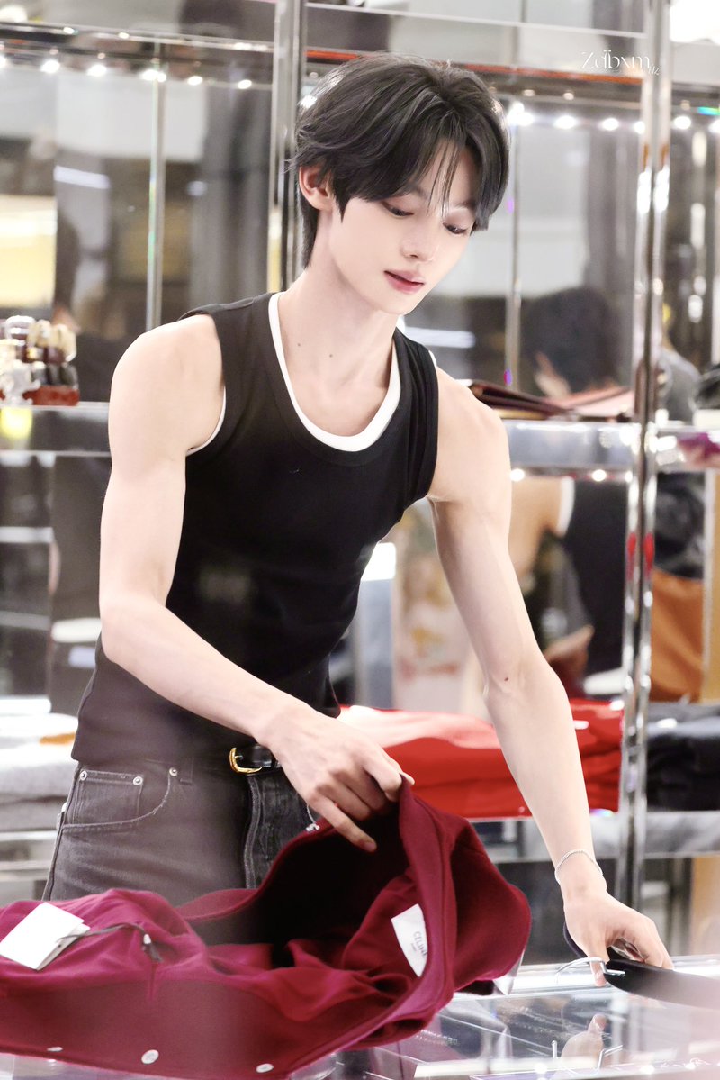SONGYU_0105's tweet photo. 【10.3celine】
#韩振 #한진 #HANJIN #ハンジン #TWS #투어스 https://t.co/gIb3zJdCmy