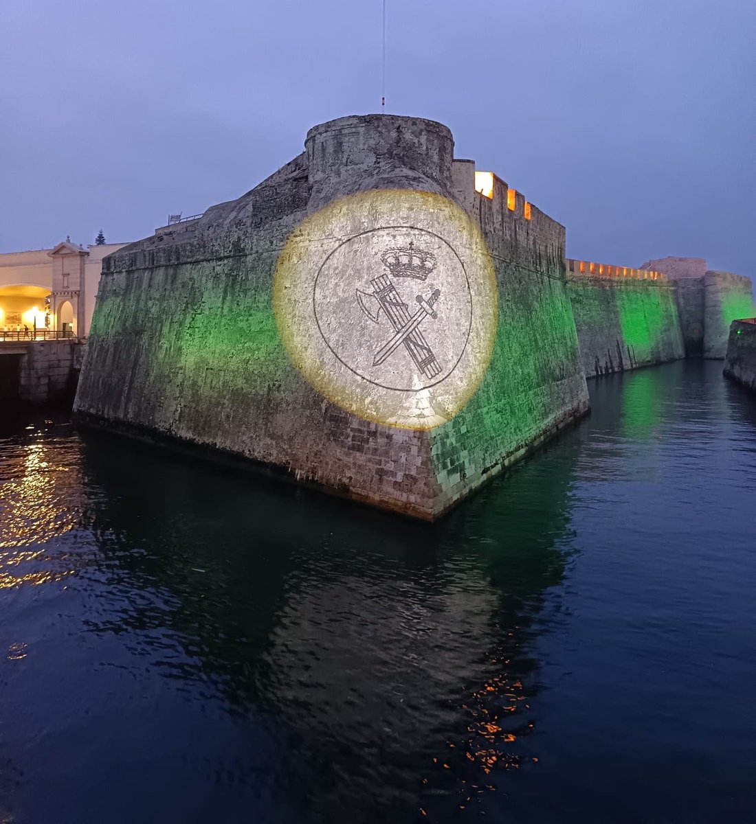 Macarena_Olona's tweet photo. Ceuta, ahora mismo.

Ceuta no se rinde 💚🇪🇸 https://t.co/RBIK5q52XL