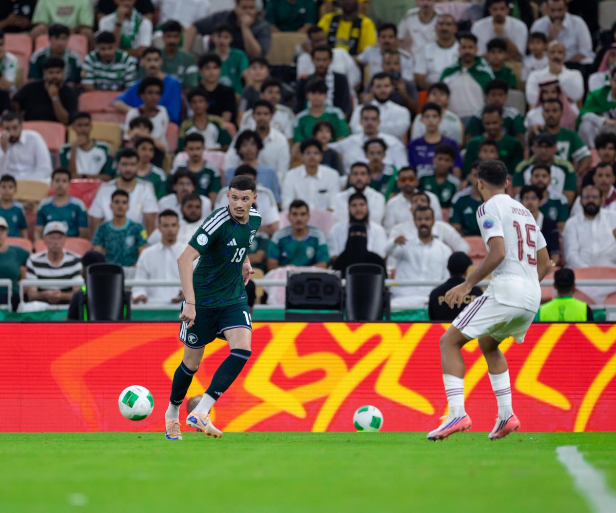 7amdan_abood's tweet photo. الحمدلله على التأهل.. خطوة تفصلنا عن الذهب 🇸🇦🏆.. 
شكراً لكل مشجع حضر وساند وهتف، جمهورنا كان نجم المباراة، وإن شاء الله نفرحكم بالكأس 💚🇸🇦

#السعودية_قطر 
#خليجي٢٧ https://t.co/OuNUW2mq1M