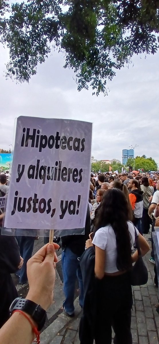 julen_pb's tweet photo. ¡Hipotecas y alquiles justos, ya!
#cibeles #vivienda #madrid https://t.co/Xb2LGT15dO