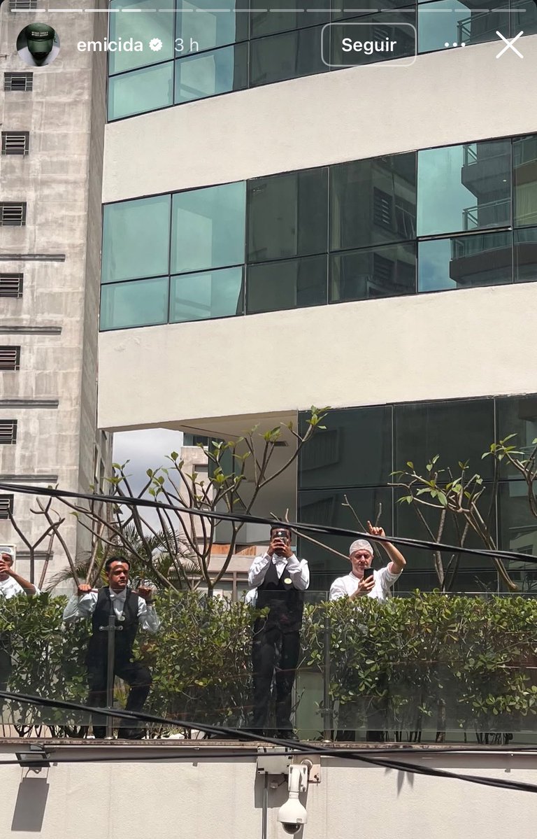 poponze's tweet photo. O REFLEXO DO GOVERNO! Emicida registra trabalhadores durante o horário de serviço apoiando e prestigiando o ato de Lula na Paulista. https://t.co/sRzGFI0dd4