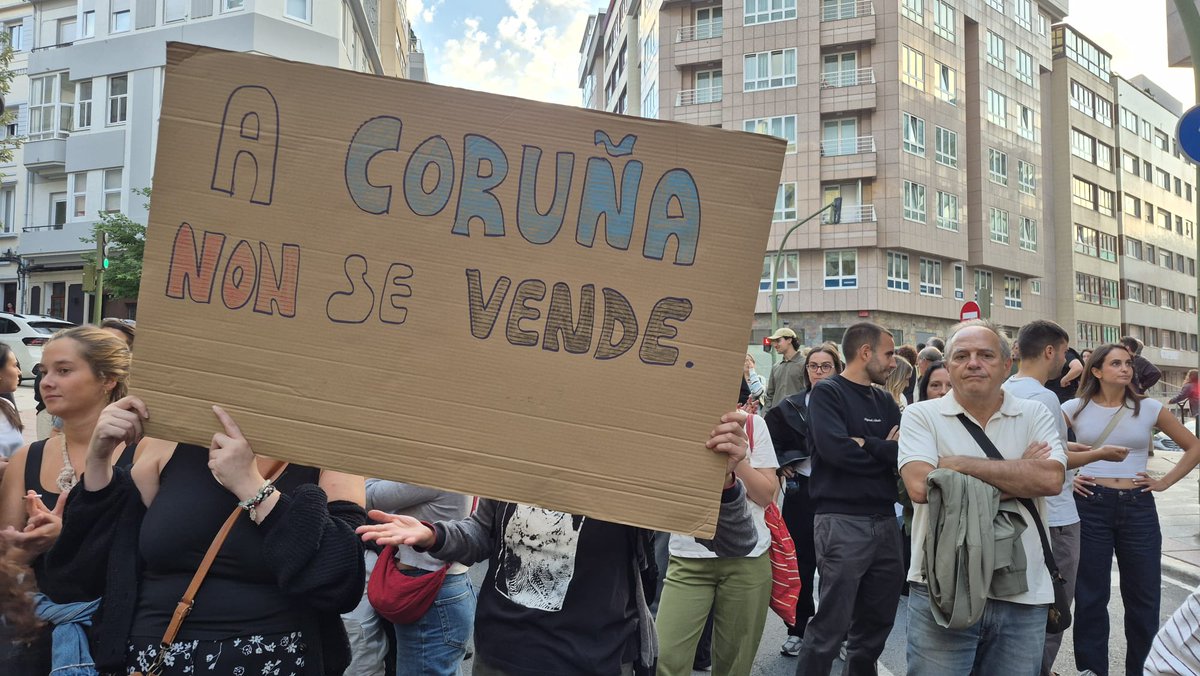 BNGACorunha's tweet photo. Unha multitude percorreu este serán as rúas da cidade.

Fíxoo para enviar unha mensaxe clarísima: a vivenda é un dereito, non unha mercadoría para o lucro duns poucos.

O PP debería tomar nota, mais del non cabe agardar nada: é o partido dos especuladores e fondos voitre.

(1). https://t.co/BNgp2WOXBX