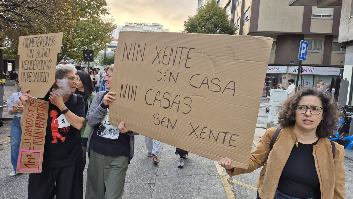 BNGACorunha's tweet photo. Unha multitude percorreu este serán as rúas da cidade.

Fíxoo para enviar unha mensaxe clarísima: a vivenda é un dereito, non unha mercadoría para o lucro duns poucos.

O PP debería tomar nota, mais del non cabe agardar nada: é o partido dos especuladores e fondos voitre.

(1). https://t.co/BNgp2WOXBX