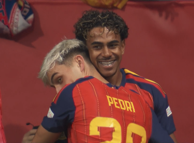 TouchlineX's tweet photo. 📸 - Lamine Yamal and Pedri ❤️ https://t.co/SKLFKStO3T