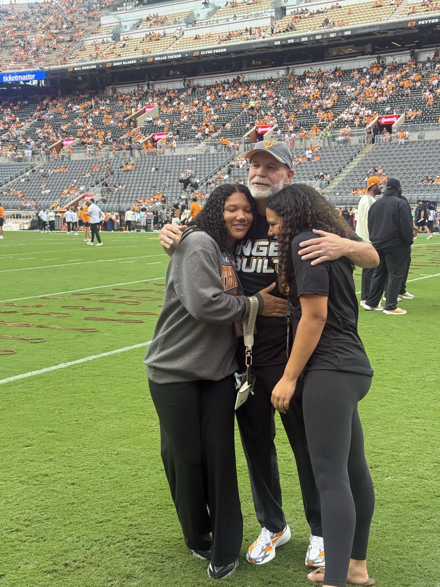 samgranvilletv's tweet photo. Tennessee DC Jim Knowles takes a picture with William’s Inge’s daughters pregame while wearing an “Inge Built” shirt. #Vols https://t.co/ELfbc8962I