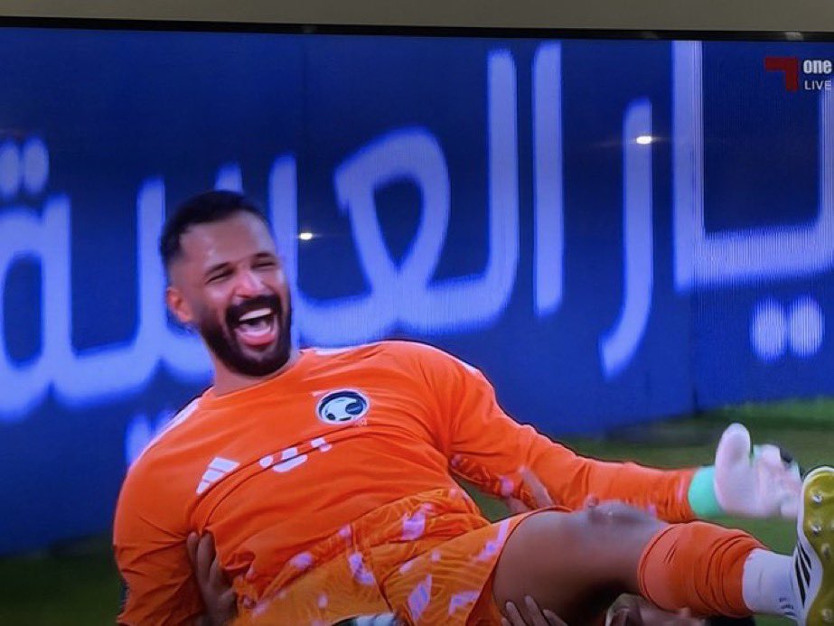 bukairy's tweet photo. ضحكة وطن 🇸🇦😄
والله زماااان يالأخضر 

#العويس تاريخي . تاريخي . تاريخي يا بتمان🧤😍
#السعودية_قطر https://t.co/dnZRCu00O5