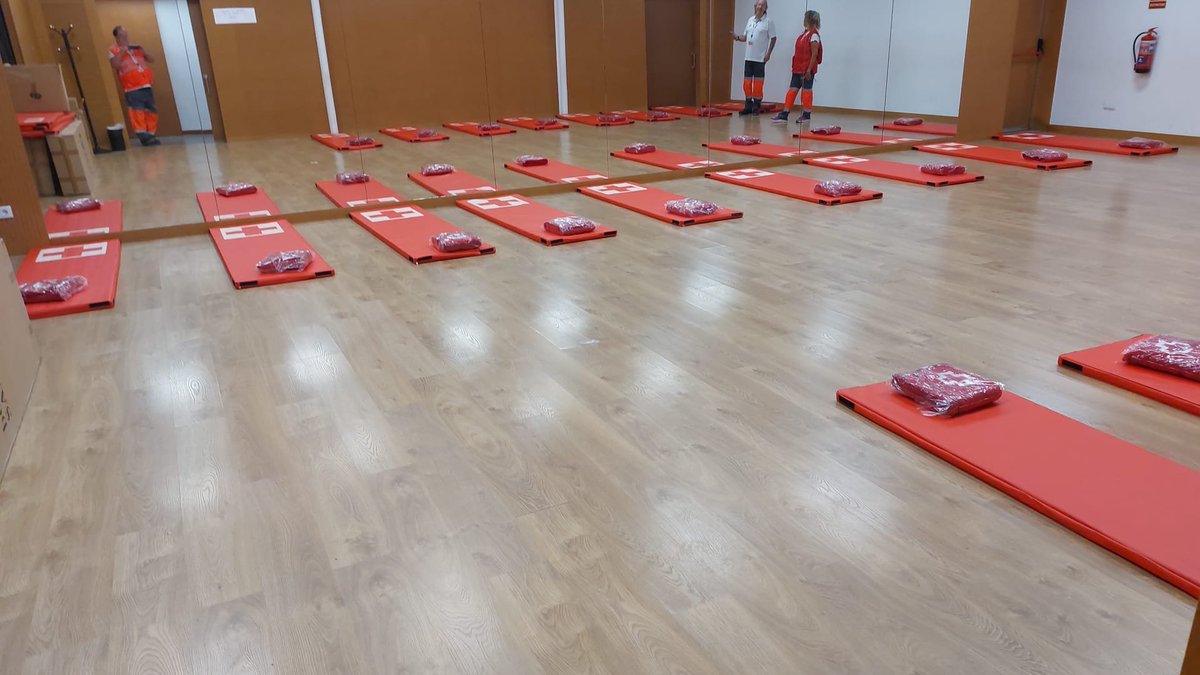 CreuRojaCAT's tweet photo. Davant l'episodi de pluges intenses aquest vespre obrim més d'un centenar de places d'alberg en coordinació municipal a: Mataró, Sant Cugat, Terrassa, Castelldefels, Terrassa i Barcelona i fem acompanyament a persones sense sostre a Cornellà Ll. i Cerdanyola V. https://t.co/cAMUbcDvGb