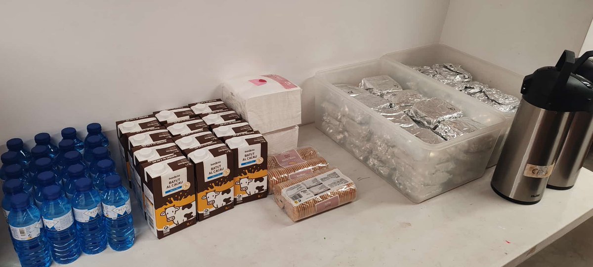 CreuRojaCAT's tweet photo. Davant l'episodi de pluges intenses aquest vespre obrim més d'un centenar de places d'alberg en coordinació municipal a: Mataró, Sant Cugat, Terrassa, Castelldefels, Terrassa i Barcelona i fem acompanyament a persones sense sostre a Cornellà Ll. i Cerdanyola V. https://t.co/cAMUbcDvGb