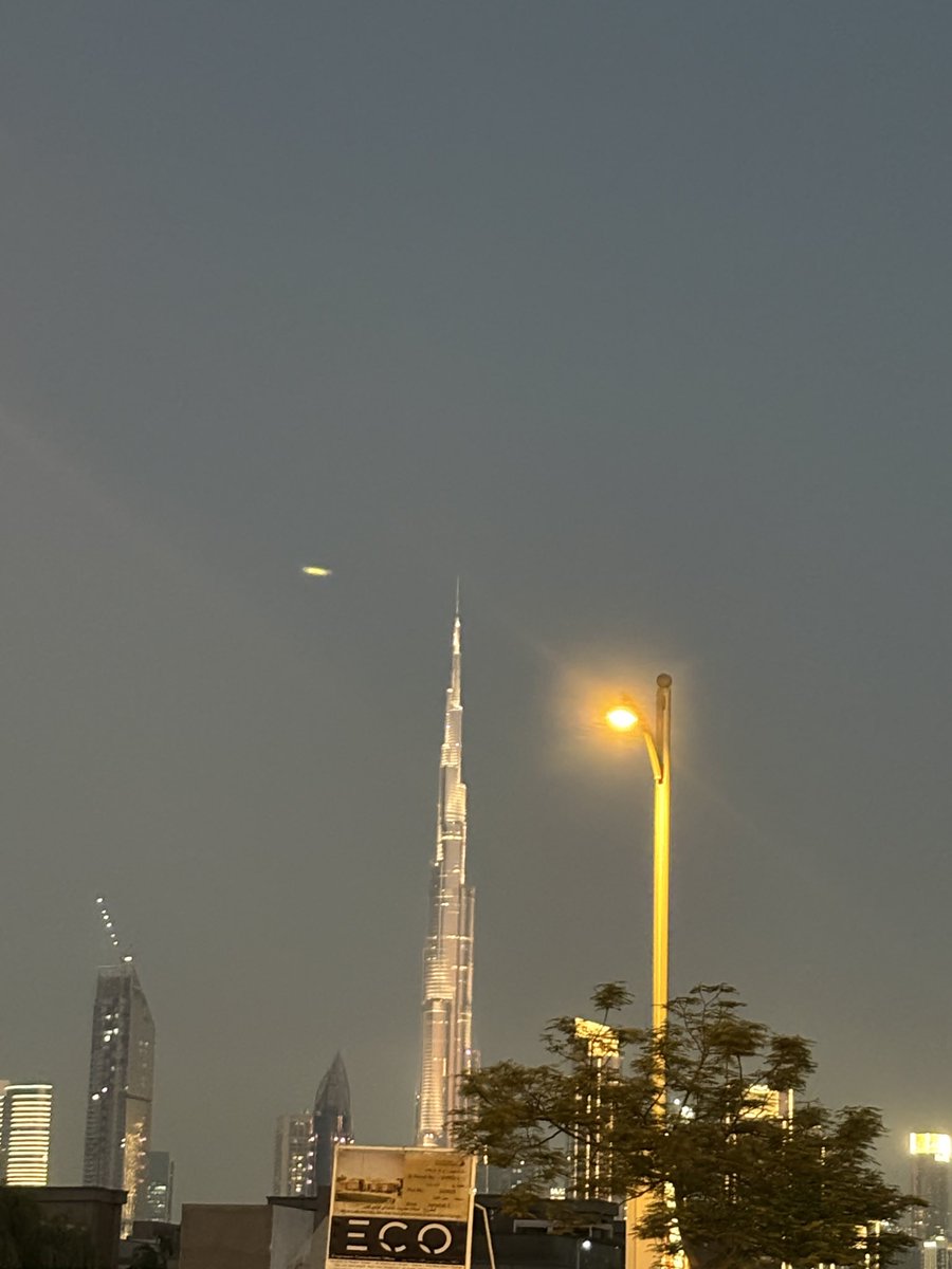sayeeda_ady's tweet photo. @hzagal @JC_GORILA saludos dr  
y equlpo  del banquete , les comparto esta vista de la torre Burj Khalifa en Dubai . https://t.co/ThohyrdKpR