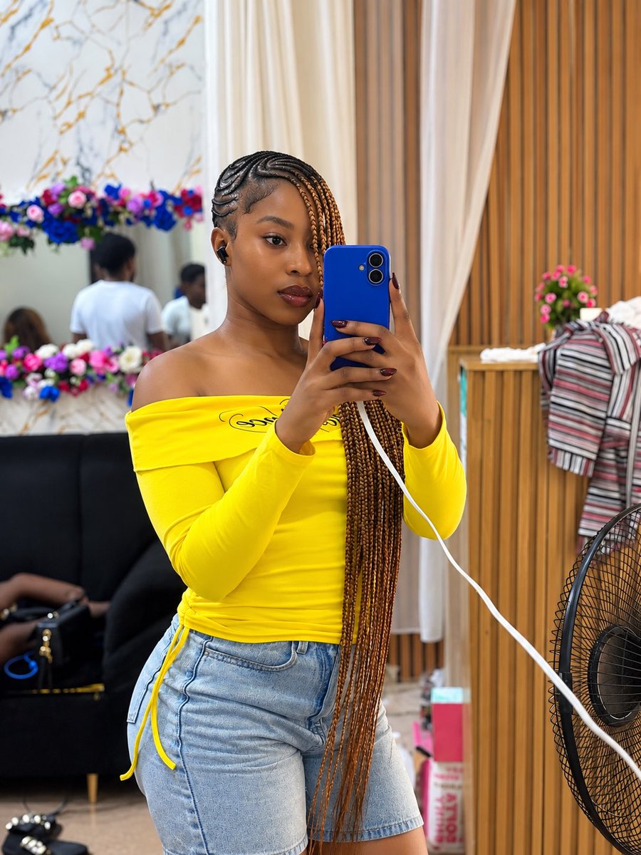 Temiiiiiee's tweet photo. Who said "Natural all back" is better 😒😒.... K'monnn😏

#newhair
#Trendinggist https://t.co/XvRRPy8Nzw