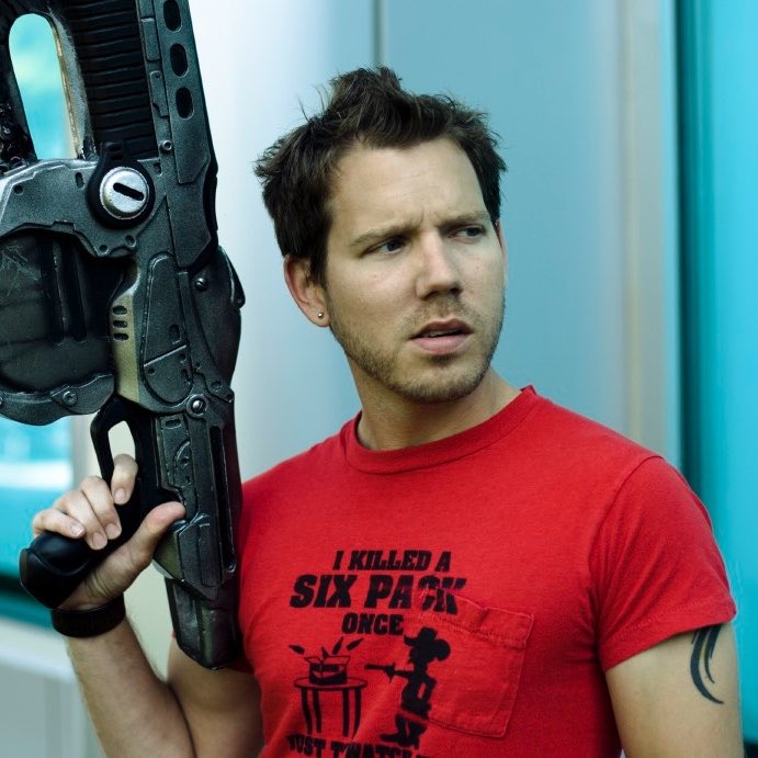 InfoXbox_'s tweet photo. Cliff Bleszinski responde a quienes aseguran que Gears of War debería “mantener la política fuera de los videojuegos”.

El creador de la saga, recordó que Gears siempre ha tenido temas políticos y sociales dentro de su mundo, mencionando elementos bastante oscuros de su lore, como las granjas de reproducción de la CGO.

Su punto es que estos temas no son algo nuevo introducido por The Coalition, ya que estaban presentes desde los primeros juegos.