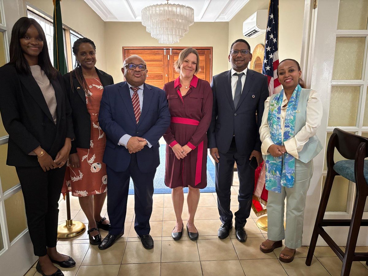 UN_UNOCA's tweet photo. During his visit to Brazzaville, @souefmo_elamine also engaged with members of the diplomatic corps. The discussions provided an opportunity to present #UNOCA’s mandate and exchange views on preventive diplomacy efforts in Central Africa to advance peace, security and sustainable development.
@onucongo