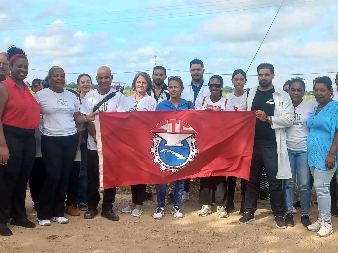 SNTSCuba's tweet photo. En la Comunidad de Grego en #CiegodeÁvila se realiza abanderamiento de la Brigada Comunitaria de Trabajo Social del Hospital Provincial Antonio Luaces Iraola como parte del Movimiento Político #MiBarrioPorLaPatria
#CubaPorLaSalud
#LaPatriaSeDefiende https://t.co/bi2KIffWCO