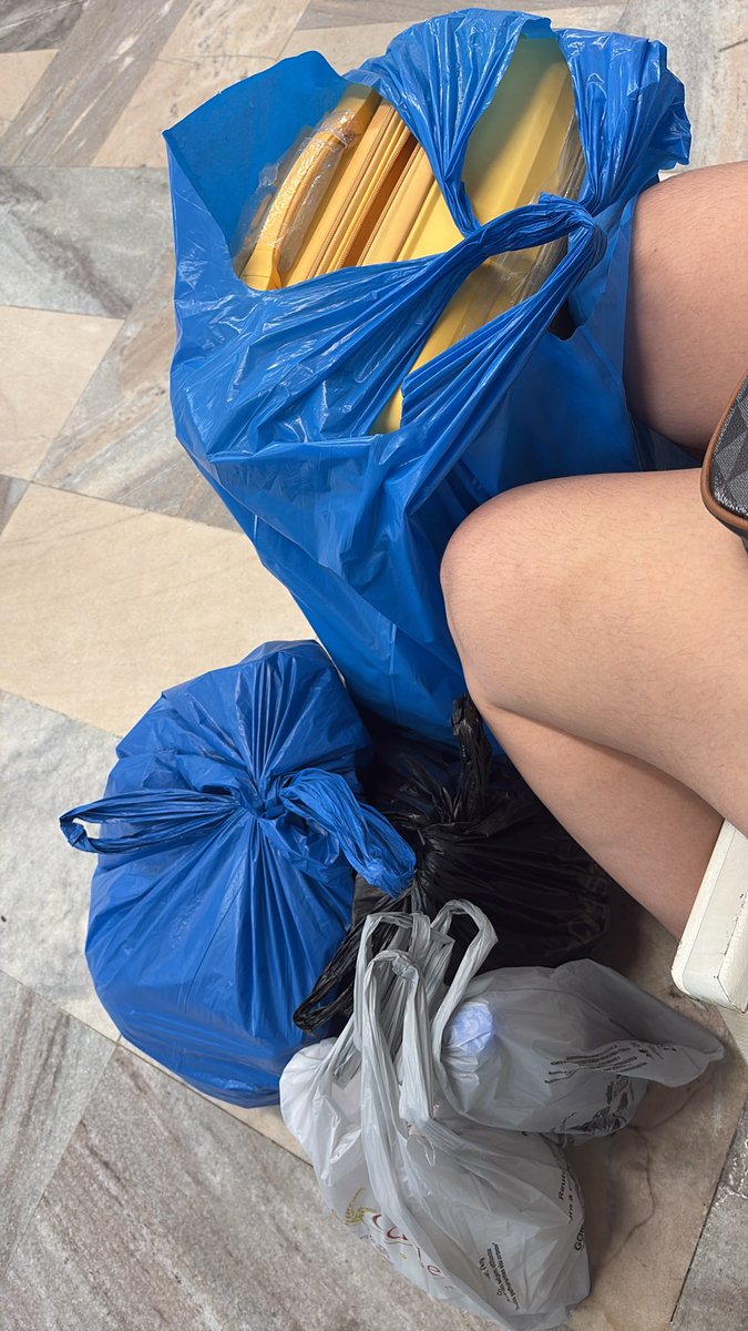 MochiDaAna's tweet photo. Eu mereço um beijo na boca, viu BTS 
De tanto que já gastei dinheiro pra essa viagem kkkkk https://t.co/5UUxmMA641