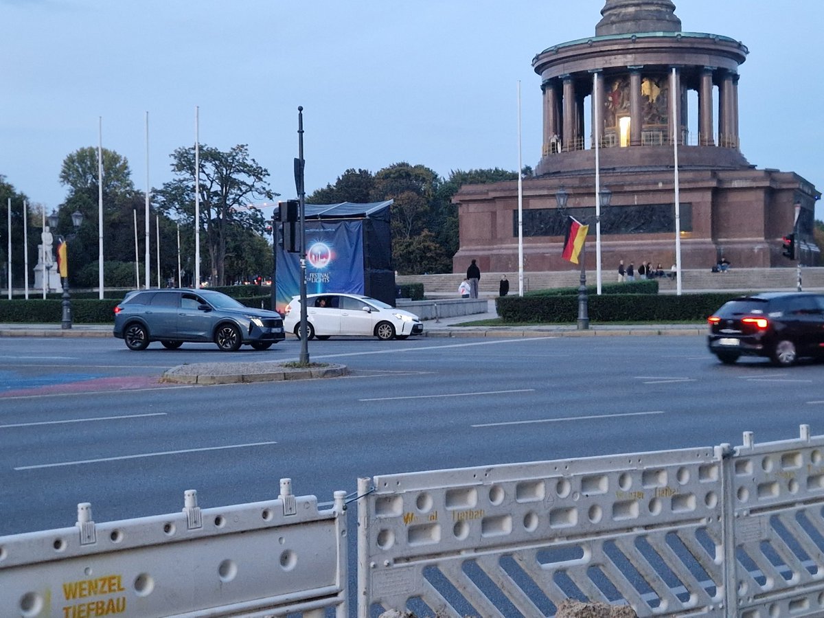 JulianAdrat's tweet photo. So sah es aus, als neulich der Präsident der Vereinigten Arabischen Emirate Berlin besuchte, das ganze Regierungsviertel ein Flaggenmeer mit den Farben der VAE, und so sieht es heute  aus, zum Tag der Deutschen Einheit. Unsere Regierung ist eine Schande. https://t.co/B9qFkT6qWr