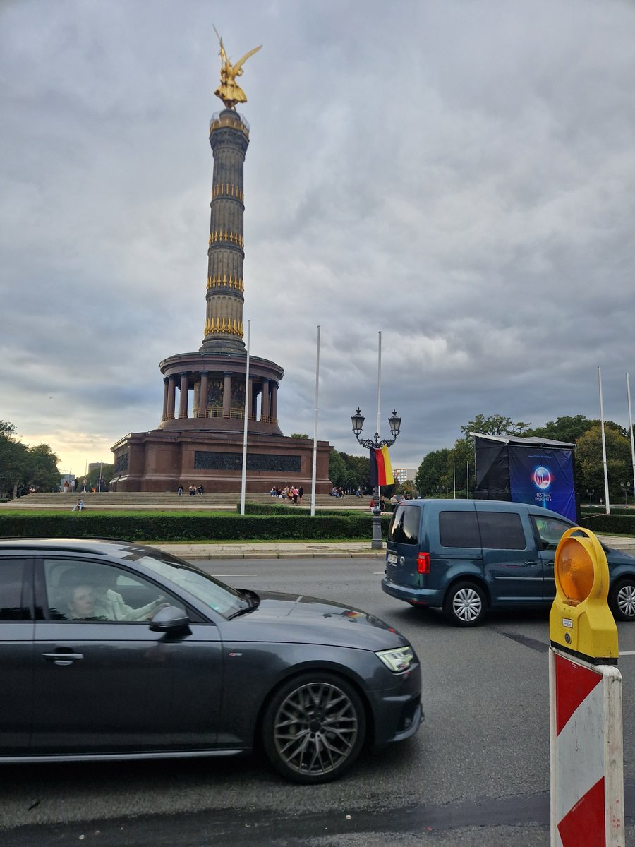 JulianAdrat's tweet photo. So sah es aus, als neulich der Präsident der Vereinigten Arabischen Emirate Berlin besuchte, das ganze Regierungsviertel ein Flaggenmeer mit den Farben der VAE, und so sieht es heute  aus, zum Tag der Deutschen Einheit. Unsere Regierung ist eine Schande. https://t.co/B9qFkT6qWr