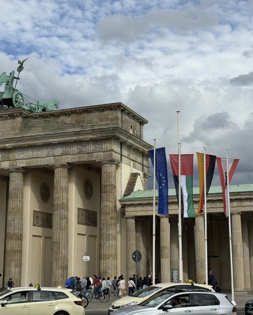 JulianAdrat's tweet photo. So sah es aus, als neulich der Präsident der Vereinigten Arabischen Emirate Berlin besuchte, das ganze Regierungsviertel ein Flaggenmeer mit den Farben der VAE, und so sieht es heute  aus, zum Tag der Deutschen Einheit. Unsere Regierung ist eine Schande. https://t.co/B9qFkT6qWr
