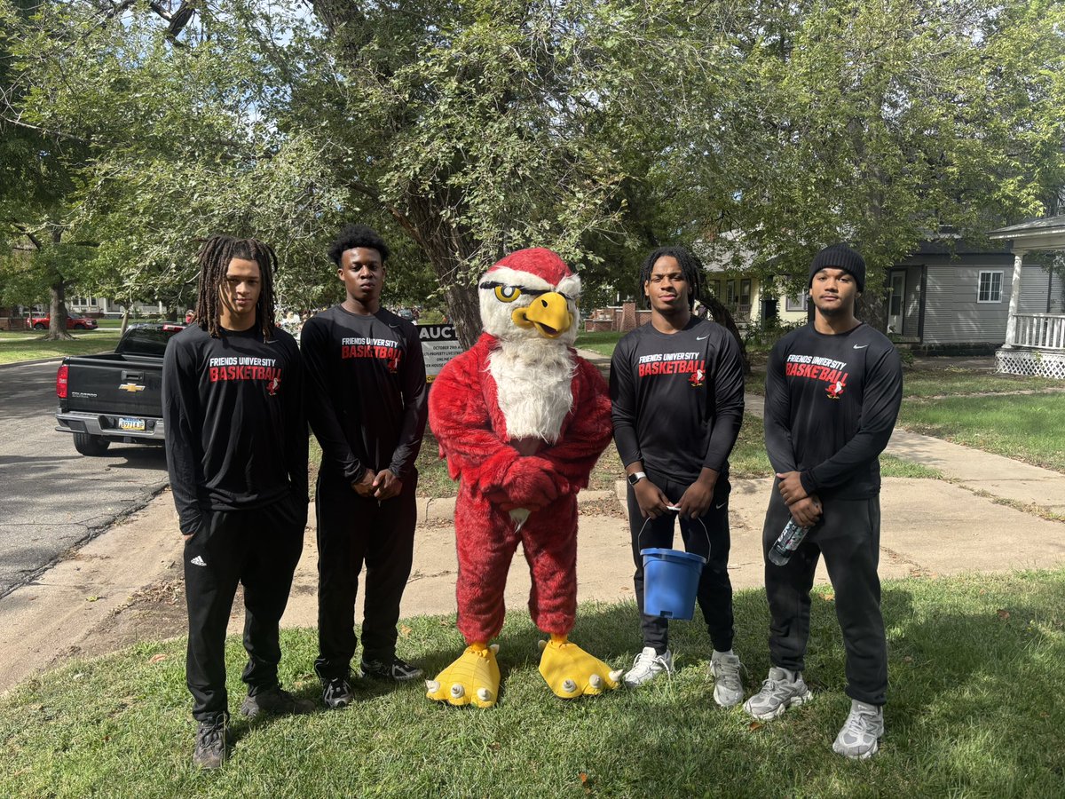 FriendsMBB's tweet photo. Homecoming parade with the squad 🎉
#TalonsUp https://t.co/HSBR6AeJEo