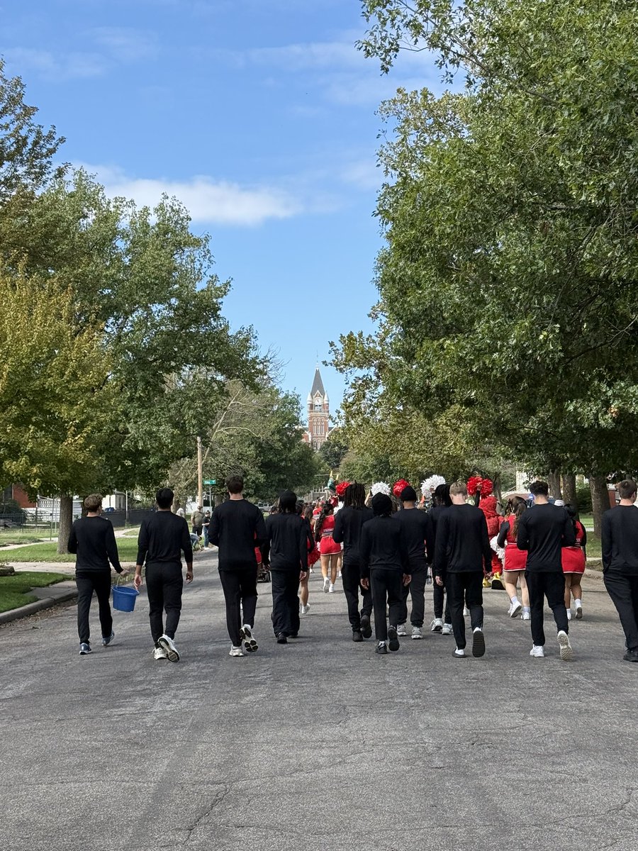FriendsMBB's tweet photo. Homecoming parade with the squad 🎉
#TalonsUp https://t.co/HSBR6AeJEo
