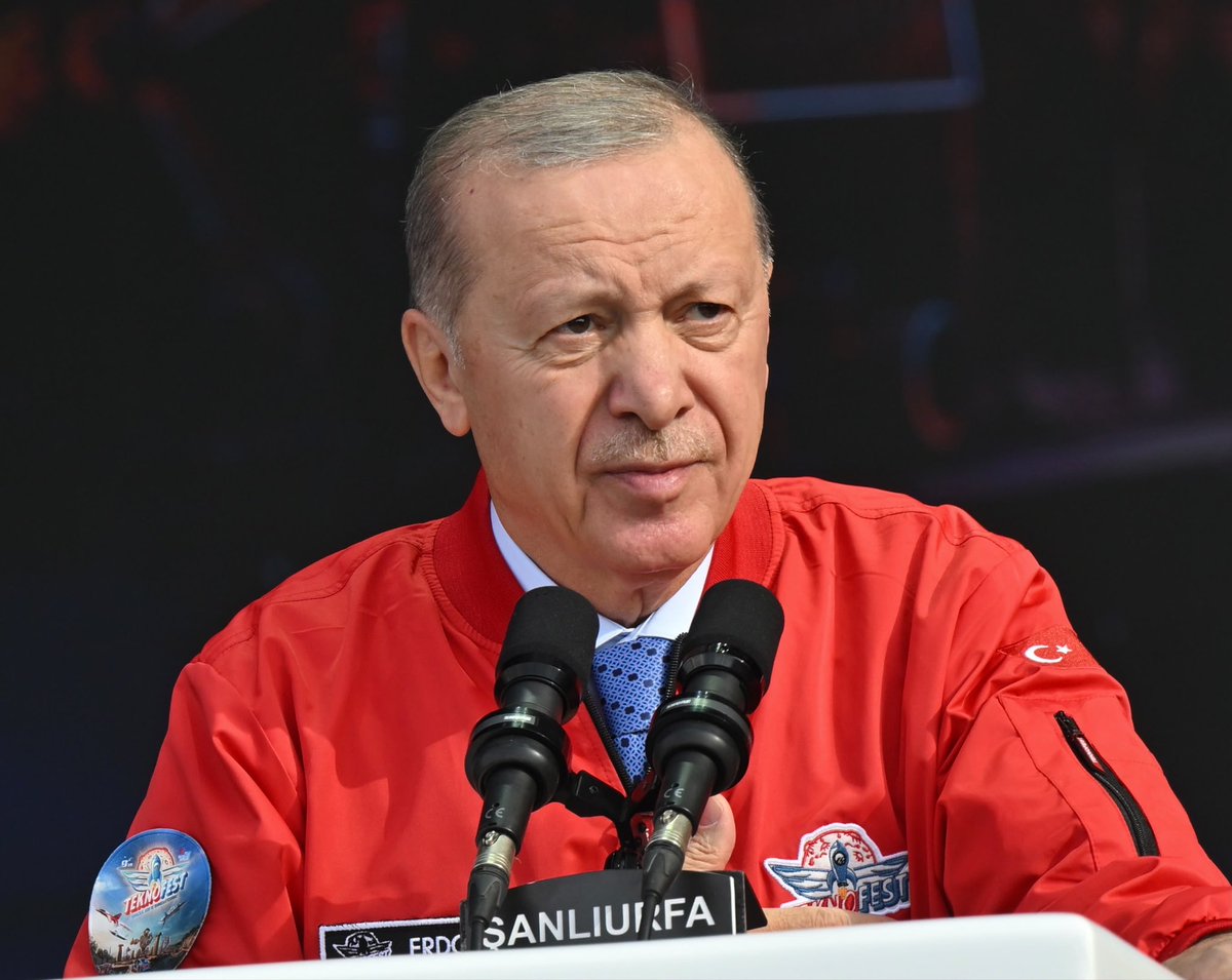 mustafaciftcitr's tweet photo. YATIRIMLARLA BÜYÜYEN ŞANLIURFA GELECEĞE YÜRÜYEN TÜRKIYE 🇹🇷

Kadim şehir Şanlıurfa’mızda bugün, Muhterem Cumhurbaşkanımız @RTErdogan ile birlikte TEKNOFEST Güneydoğu’ya, Şanlıurfa Şehir Hastanemizin ve AK Parti Şanlıurfa İl Başkanlığımızın yeni hizmet binasının açılış törenlerine katıldık.

TEKNOFEST’te gençlerimizin ortaya koyduğu projeleri yakından inceledik. Üreten, geliştiren ve teknolojiye yön veren gençlerimizin heyecanı, yarınlarımıza olan inancımızı daha da pekiştirdi.

Ardından, şehrimizin ve bölgemizin sağlık altyapısına önemli katkı sunacak Şanlıurfa Şehir Hastanemizi hizmete açtık.

AK Parti Şanlıurfa İl Başkanlığımızın yeni hizmet binasının açılışını da gerçekleştirdik. Yeni binamızın teşkilat çalışmalarımıza güç katmasını diliyorum. 

Bilimiyle, teknolojisiyle, yatırımlarıyla ve şehirleriyle Türkiye Yüzyılını hep birlikte inşa etmeyi sürdüreceğiz. 

Asırlık kardeşlik hukukumuzdan aldığımız güçle, aziz vatanımızın her karışında huzur ve güven ortamını hakim kılmak için çalışmaya devam ediyor; Terörsüz Türkiye hedefimize aynı kararlılık ve inançla yürüyoruz. 

Milletimizin birliğini ve devletimizin güvenliğini  hedef alan hiçbir provokasyona fırsat vermeden, Türkiye Yüzyılını huzurun ve kardeşliğin yüzyılı yapmaya kararlıyız.

Şanlıurfa’mıza kazandırılan bu kıymetli hizmetlerin ve yatırımların şehrimize, bölgemize ve aziz milletimize hayırlı olmasını diliyorum.

@TC_icisleri
@Akparti
@akpartiurfa