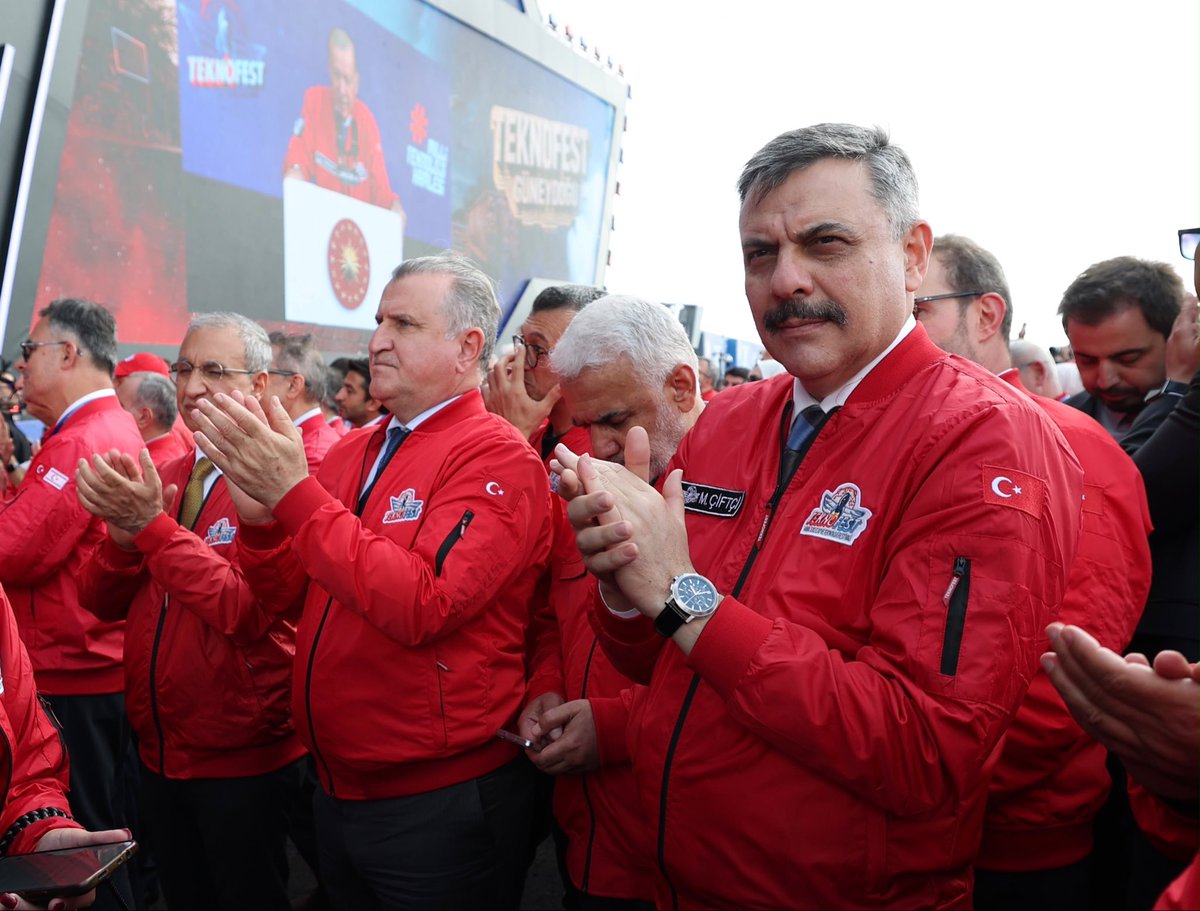 mustafaciftcitr's tweet photo. YATIRIMLARLA BÜYÜYEN ŞANLIURFA GELECEĞE YÜRÜYEN TÜRKIYE 🇹🇷

Kadim şehir Şanlıurfa’mızda bugün, Muhterem Cumhurbaşkanımız @RTErdogan ile birlikte TEKNOFEST Güneydoğu’ya, Şanlıurfa Şehir Hastanemizin ve AK Parti Şanlıurfa İl Başkanlığımızın yeni hizmet binasının açılış törenlerine katıldık.

TEKNOFEST’te gençlerimizin ortaya koyduğu projeleri yakından inceledik. Üreten, geliştiren ve teknolojiye yön veren gençlerimizin heyecanı, yarınlarımıza olan inancımızı daha da pekiştirdi.

Ardından, şehrimizin ve bölgemizin sağlık altyapısına önemli katkı sunacak Şanlıurfa Şehir Hastanemizi hizmete açtık.

AK Parti Şanlıurfa İl Başkanlığımızın yeni hizmet binasının açılışını da gerçekleştirdik. Yeni binamızın teşkilat çalışmalarımıza güç katmasını diliyorum. 

Bilimiyle, teknolojisiyle, yatırımlarıyla ve şehirleriyle Türkiye Yüzyılını hep birlikte inşa etmeyi sürdüreceğiz. 

Asırlık kardeşlik hukukumuzdan aldığımız güçle, aziz vatanımızın her karışında huzur ve güven ortamını hakim kılmak için çalışmaya devam ediyor; Terörsüz Türkiye hedefimize aynı kararlılık ve inançla yürüyoruz. 

Milletimizin birliğini ve devletimizin güvenliğini  hedef alan hiçbir provokasyona fırsat vermeden, Türkiye Yüzyılını huzurun ve kardeşliğin yüzyılı yapmaya kararlıyız.

Şanlıurfa’mıza kazandırılan bu kıymetli hizmetlerin ve yatırımların şehrimize, bölgemize ve aziz milletimize hayırlı olmasını diliyorum.

@TC_icisleri
@Akparti
@akpartiurfa
