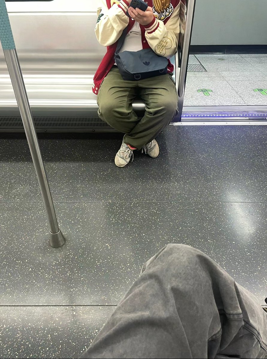 Burmanltxli's tweet photo. Hoy me quedé sin monedas para el metro, un seor me ayudó sin preguntar nada. La bondad en pequeos gestos hace el día mejor ， https://t.co/fGGJLyoXKW