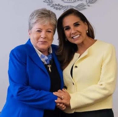 YoAmoaLaCiencia's tweet photo. Gobierno de Mara Lezama dio autorización a megaproyecto inmobiliario que busca destruir 251 hectáreas de selva

El gobierno de Mara Lezama otorgó desde octubre de 2023 una autorización estatal para obras de urbanización a HAZUL, un megaproyecto inmobiliario de más de 424 hectáreas al norte de Playa del Carmen.

Proyecto que ahora está busca que SEMARNAT permita “cambiar el uso de suelo”  para “urbanizar” de 251 hectáreas de selva, lo que significa talar arbolado y eliminar vegetación, además de destruir el hábitat y desplazar a los animales que viven ahí.

El propio expediente ambiental reporta fauna protegida y presencia de jaguar, especie catalogada en peligro de extinción. 

Para construir viviendas, comercios, un hotel de 280 habitaciones, lagos y hasta una playa artificial porque el  predio que no tiene frente al mar.

Sí, destruir selva para crear una playa privada para que disfruten los turistas.

Para dimensionarlo, estamos hablando de una superficie equivalente a casi 40 veces el terreno que ocupa el Estadio Azteca.

Detrás del proyecto está Arquitectoma, un grupo con más de cuatro décadas en el negocio inmobiliario, uno de sus principales socios y directivos ha sido Francisco Martín del Campo Souza. 

En Ciudad de México fue uno de los cuatro empresarios vinculados a proceso en 2020 por fraude por el caso Tlalpan 550, un conjunto habitacional que sufrió graves daños durante el sismo de 2017.

El caso involucró a cientos de familias y en 2023 terminó con un acuerdo que extinguió la acción penal contra los empresarios. 

Arquitectoma entregó 122.7 millones de pesos, pero la reconstrucción de Tlalpan 550 costó alrededor de 380 millones. 

La diferencia terminó cubierta con recursos públicos a través de la Comisión para la Reconstrucción del Gobierno de la CDMX y el conjunto fue entregado en 2024 durante el gobierno de Martí Batres. 

En otras palabras, dos terceras partes de la reconstrucción terminó pagada por los ciudadanos.

Ese mismo año el gobierno de Mara Lezama a través de su Secretaría de Ecología y Medio Ambiente le otorgó autorización estatal para obras de urbanización.

Este proyecto necesita que el gobierno federal autorice un cambio de uso de suelo forestal y esa decisión corresponde ahora a SEMARNAT, encabezada por Alicia Bárcena.

Cuya gestión ya ha sido cuestionada por autorizar proyectos inmobiliarios con afectaciones ambientales.

Hace apenas unas semanas Bárcena sostuvo que la política ambiental debe ser “prevenir antes que reparar”.

No tendría sentido autorizar primero su destrucción y después encontrar una “oportunidad” de restauración, contabilizar árboles plantados en otro sitio o presumir hectáreas recuperadas.