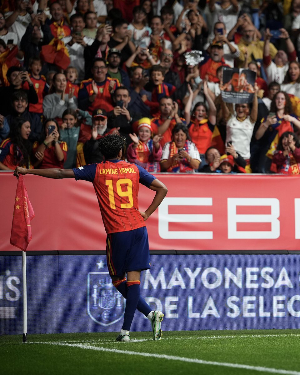 LaureusSport's tweet photo. 𝗧𝗵𝗲 𝘀𝗺𝗶𝗹𝗲 𝘀𝗮𝘆𝘀 𝗶𝘁 𝗮𝗹𝗹 ⚽️

Laureus World Young Sportsperson of the Year Lamine Yamal is on target for Spain once again after just six minutes 💪 https://t.co/FWRWkdMf7F