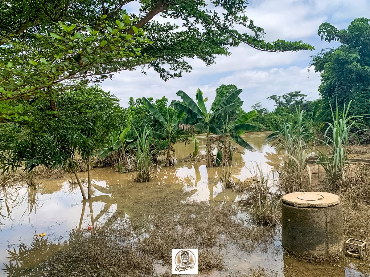 Hongangaria's tweet photo. Days after flooding displaced several families across parts of Osogbo and its environs, I visited some of the affected communities to see the situation firsthand and understand the extent of the damage. https://t.co/jXEoaMB3Lt