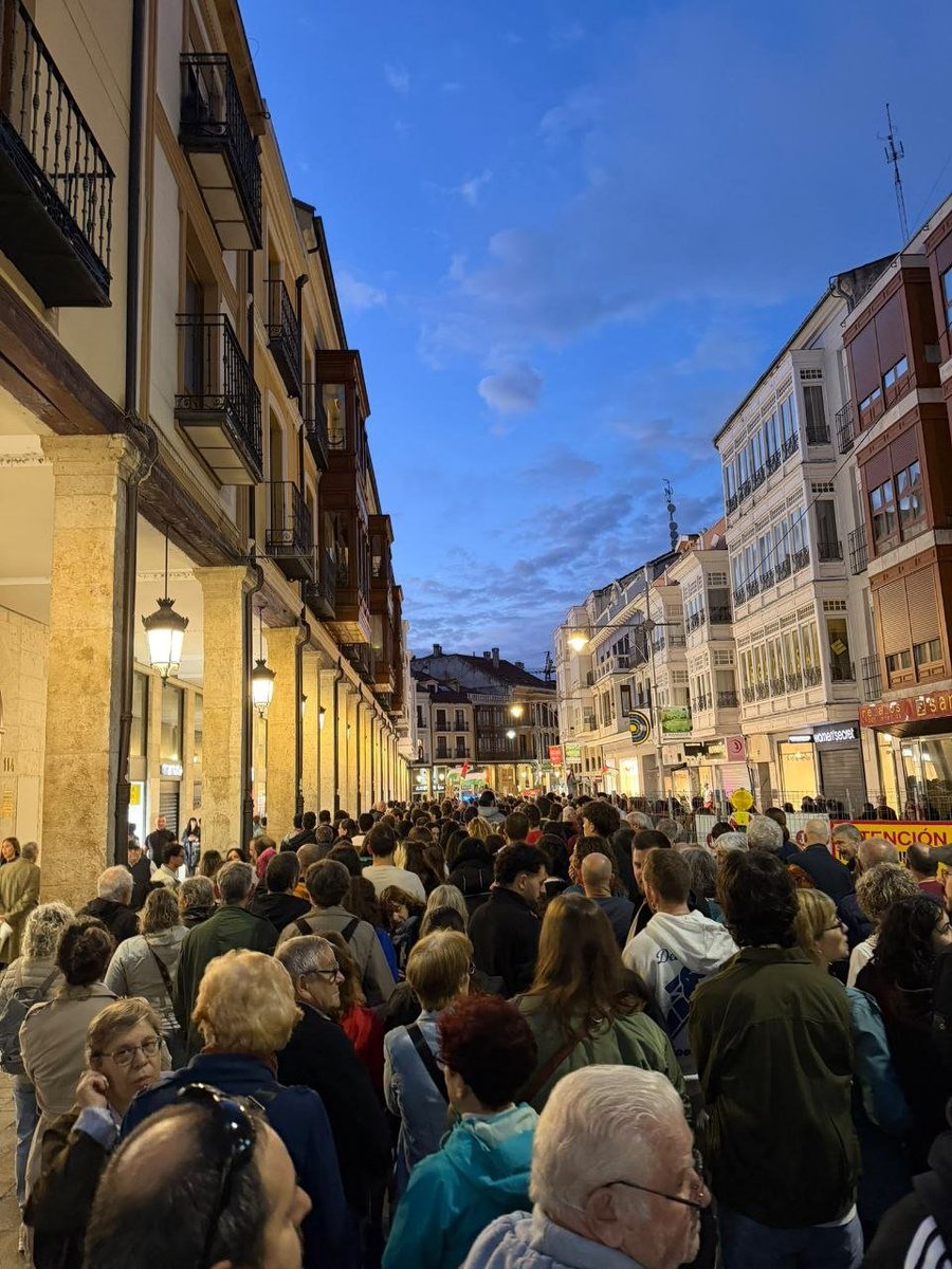 PoderPopularWeb's tweet photo. 📸 Directo | En Burgos, Palencia y Valladolid también miles de personas toman las calles de Castilla bajo el lema "Hacia la huelga general".

📰 Se suman así a las más de 50 movilizaciones que se han celebrado en todo el Estado: https://t.co/dvSePfQLl4 https://t.co/TtHlY0yBRQ