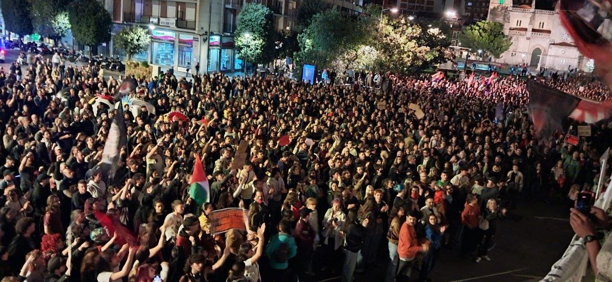 PoderPopularWeb's tweet photo. 📸 Directo | En Burgos, Palencia y Valladolid también miles de personas toman las calles de Castilla bajo el lema "Hacia la huelga general".

📰 Se suman así a las más de 50 movilizaciones que se han celebrado en todo el Estado: https://t.co/dvSePfQLl4 https://t.co/TtHlY0yBRQ