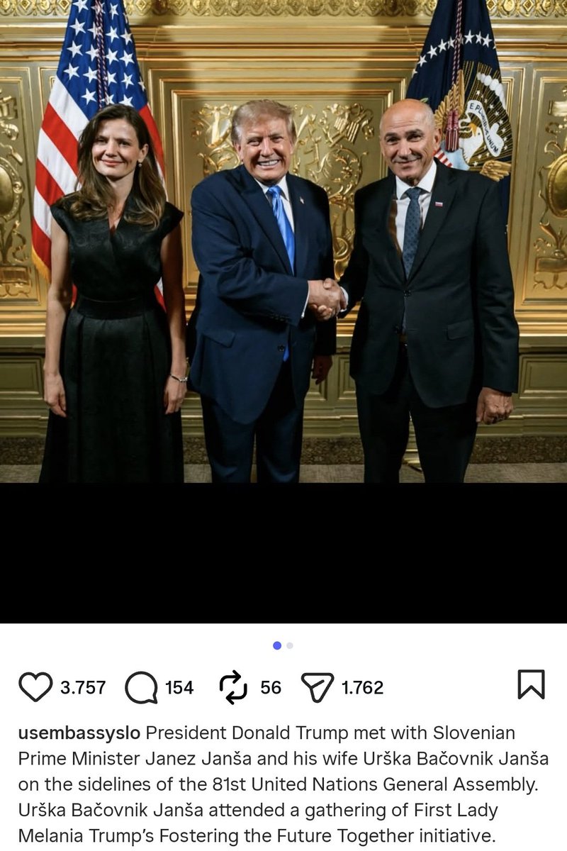 Praskozorje1's tweet photo. Колико немоћан можеш бити и свестан огромног пораза који ти следи, да слажеш да се Вучић сликао са картонском верзијом Доналда Трампа.
У прилогу слика премијера Словеније на истом догађају.

Свима је све јасно.
25.10.2026.победу премијера Александра Вучића слави Србија https://t.co/A7hIg5F5GU