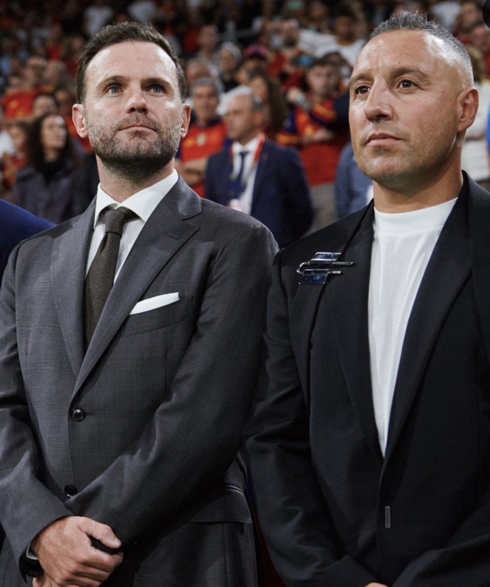 AmaroJonay's tweet photo. 🥹 Precioso el homenaje que han recibido Juan Mata y Santi Cazorla en el Carlos Tartiere. 

🇪🇸 Dos de esos futbolistas que siempre han sido infravalorados, pero que han tenido una clase bestial. 

🏟️ Piel de gallina como el público ha reconocido su legado #NationsLeague https://t.co/ZPvumVz6DK