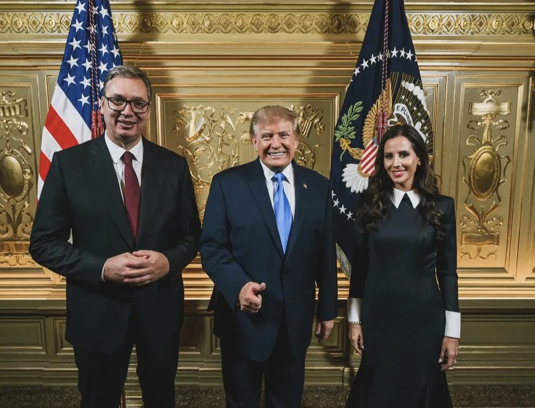 Praskozorje1's tweet photo. Колико немоћан можеш бити и свестан огромног пораза који ти следи, да слажеш да се Вучић сликао са картонском верзијом Доналда Трампа.
У прилогу слика премијера Словеније на истом догађају.

Свима је све јасно.
25.10.2026.победу премијера Александра Вучића слави Србија https://t.co/A7hIg5F5GU