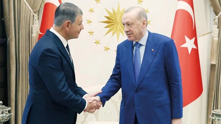 aykiri's tweet photo. AK Parti, tarihinde ilk kez İzmir’i yönetebilir.

Cemil Tugay'ın AKP'ye geçeceği iddia edildi: Rozeti 7 Ekim'de Erdoğan takacak

Sözcü'nün haberine göre İzmir Büyükşehir Belediye Başkanı Cemil Tugay, 30 Eylül'de Beştepe'de Cumhurbaşkanı Erdoğan ile görüştü.

•Tugay, 7 Ekim'de AKP Grup Toplantısı'nda Erdoğan'ın takacağı rozetle AKP'ye katılacak.

•AKP İzmir İl Başkanlığı ile temaslarını tamamladı.

•Beştepe görüşmesinin ardından programlarının tamamını askıya aldı.

•Cep telefonunu kapattı.

•Danışmanlarına, kendisine ulaşmak isteyenlere "Başkan yurt dışında" denmesi talimatını verdi.

•İzmir'den iki ilçe belediyesinin daha 7 Ekim'de AKP'ye katılması bekleniyor.

•Tugay'ın transferiyle AKP tarihinde ilk kez İzmir'de yönetime geçecek.

•Tugay 19 Haziran'da CHP'den istifa etmişti.

•24 Temmuz'da kurulan YENİ Parti'ye katılmadı, bağımsız devam edeceğini duyurdu.

•Aylardır "AKP'ye geçecek" iddialarını birçok kez yalanlamıştı.