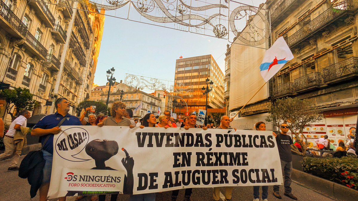 OsNinguens's tweet photo. Agradecemos enormemente á cidadanía galega a súa presenza nas rúas hoxe.

Vemos rabia, indignación e fartazgo, e queremos vivilo xuntas e organizadas.

Grazas a todas! 🔥🔥🔥🔥🔥🏠

#VivendaDigna #Vigo #DereitoÁVivenda https://t.co/hY6cfpJM94
