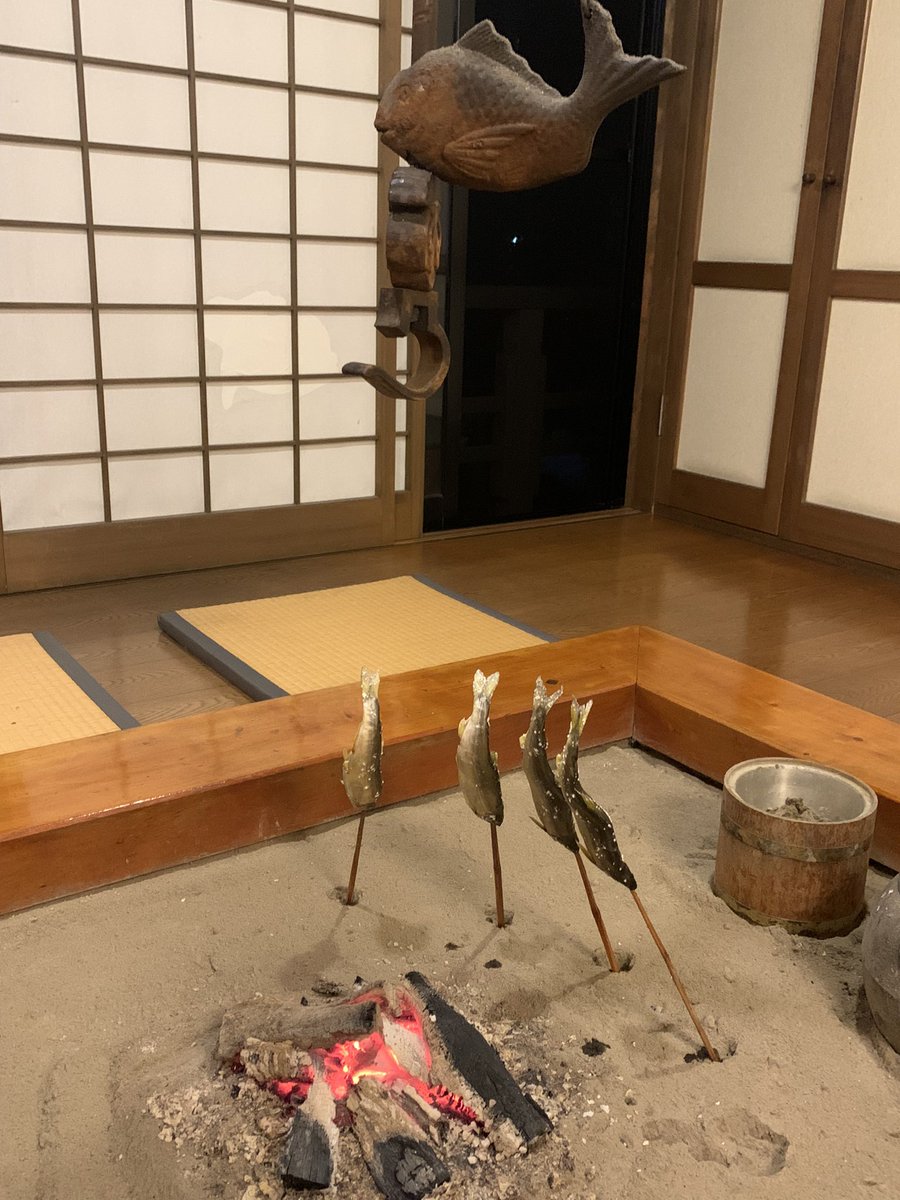 myao_my1's tweet photo. #charmy散歩
#9月を写真４枚で振り返る 

・町田版画美術館のアントニ・クラベ
・深大寺参りへとろろ蕎麦と食べ歩き
・イタリアンディナーにてウニパスタ
・治療を兼ねた温���宿の囲炉裏焼の鮎

9月は珍しくご飯が食べられない日があったので10月は沢山食べるよー
あとライブ行くよー

#武器より防災 https://t.co/0qYo9Kiyvz
