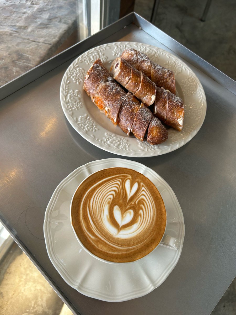CarolineHadnvc's tweet photo. Un café caliente recién hecho con un croissant crujiente, el mejor momento para empezar el día ， https://t.co/QQRtdvmsog