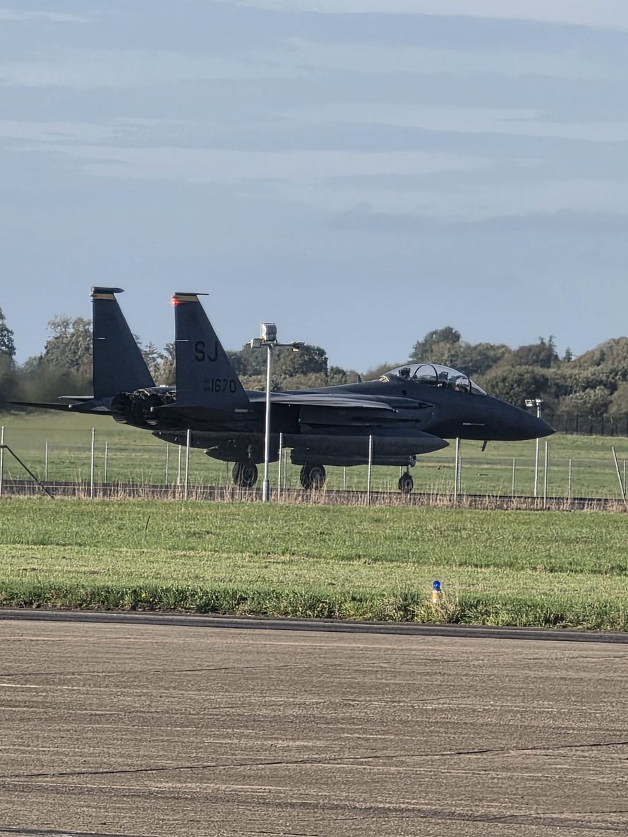 Shauns_Aviation's tweet photo. Not your regular flight into Shannon🦅

This evening 2 US Airforce F-15’s diverted to shannon due to the tanker escorting them dealing with tech issues.

The 2x aircraft landed and taxied to a nearby apron to refuel before continuing onwards.

📸: Follower

#aviation #avgeek #ShannonAirport #Ireland #US #Military