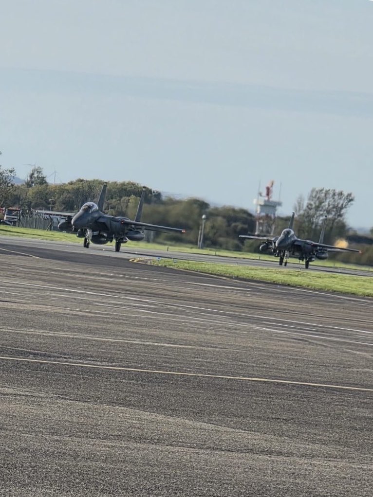 Shauns_Aviation's tweet photo. Not your regular flight into Shannon🦅

This evening 2 US Airforce F-15’s diverted to shannon due to the tanker escorting them dealing with tech issues.

The 2x aircraft landed and taxied to a nearby apron to refuel before continuing onwards.

📸: Follower

#aviation #avgeek #ShannonAirport #Ireland #US #Military