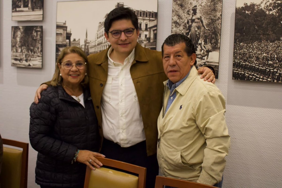 Paulogarciag's tweet photo. Seguimos construyendo la Unidad popular en la Unidad del movimiento.

Tuvimos un productivo y fraterno Diálogo Sindical en mancuerna con mis queridos diputados @aramirezcuellar y @juanrubiog y nuestra secretaria @Ines_GONI.

Tenemos amplias coincidencias y compartimos que no vamos a permitir que nuestra Ciudad retroceda en derechos. Seguimos !