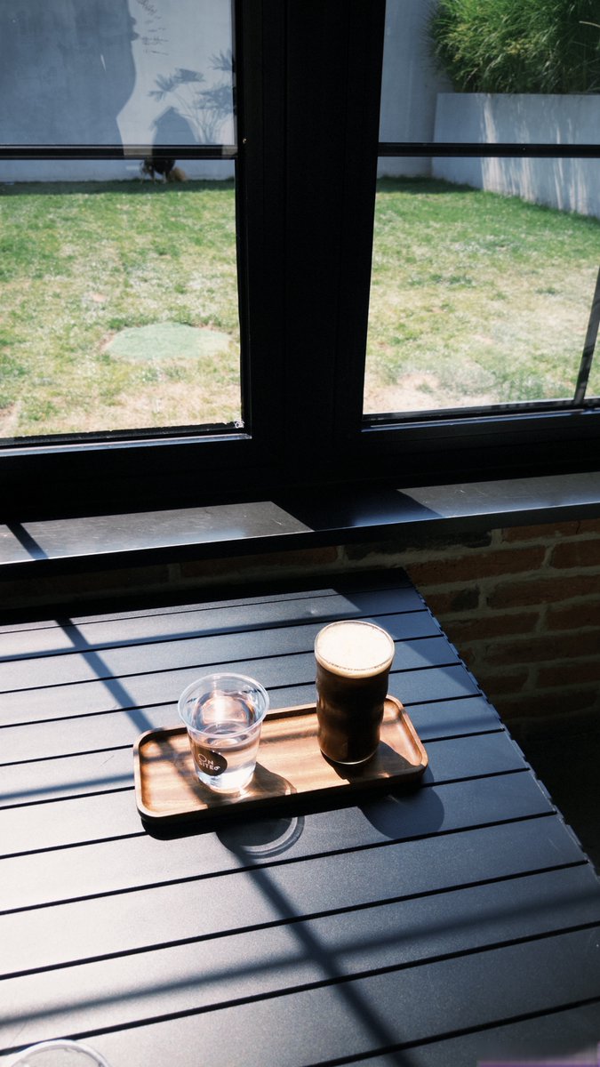 EmilyHoopemusy's tweet photo. Momento de descanso! Café frío, vista a la calle, y la mente ya planeando el almuerzo — perfecto escape de las tareas pendientes. https://t.co/vm5RD2EmoJ