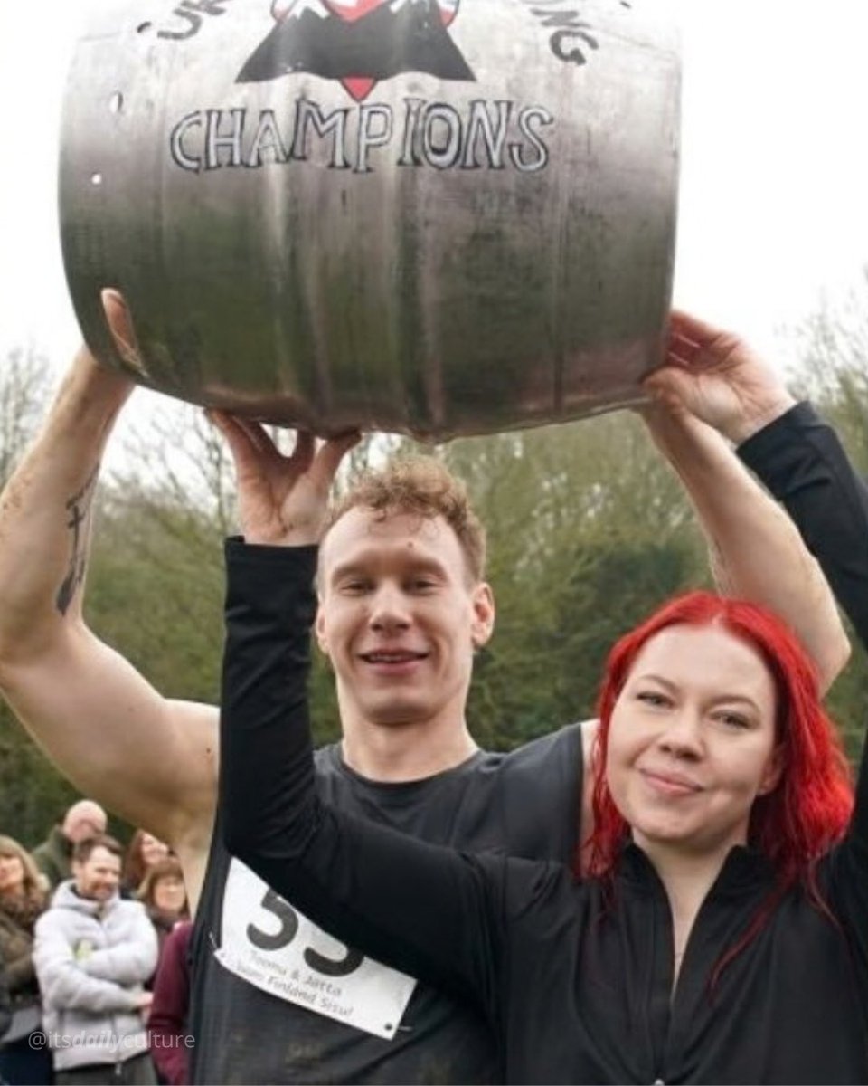 itsDailyCulture's tweet photo. Todo ano na Finlândia acontece uma corrida de carregamento de esposas,  o vencedor recebe o peso da esposa em cerveja. https://t.co/huLuZdKfxs
