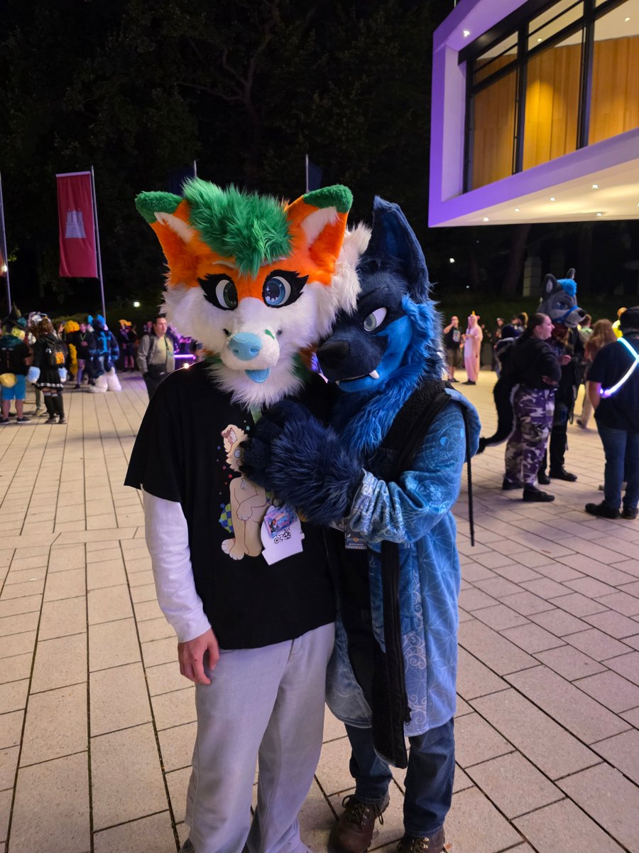 Taffuck's tweet photo. Night hug with @X2theCelestial 💙🦊
Blue floof makes the best pillow.
#Eurofurence #fursuit #furry https://t.co/DGkc5X0Ihd