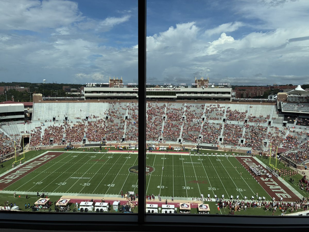 kolby_crawford's tweet photo. Crowd for UVa https://t.co/6wkosQl3OJ