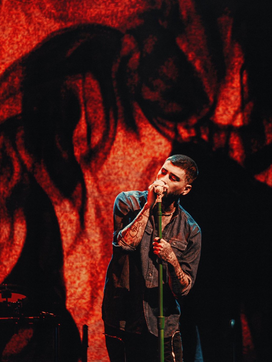 ZaynReport's tweet photo. HQ • Zayn during his Santiago show in Chile. Simply ethereal!🔥

📸 andieborie on IG. https://t.co/abb4eRHUXS