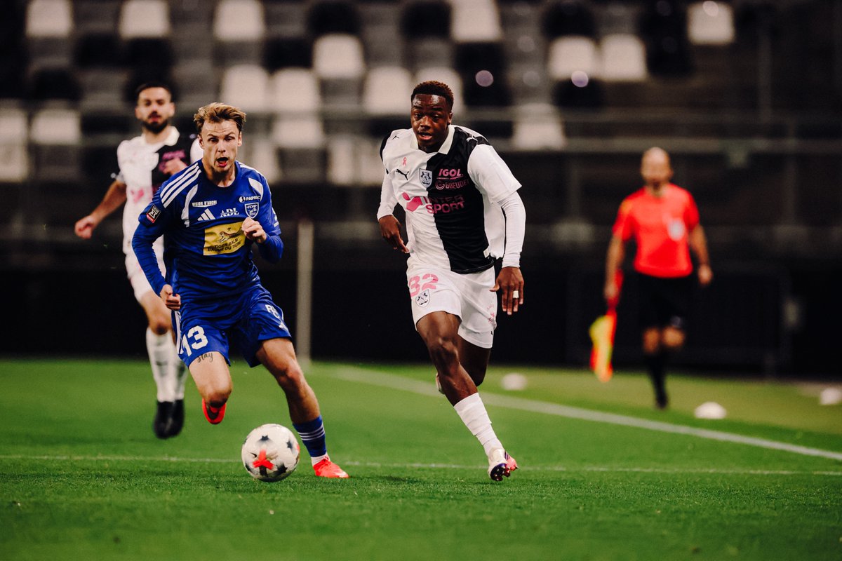 AmiensSC's tweet photo. ⚔️ Bonne première demi-heure de nos Amiénois, qui dominent les débats face à des visiteurs solides et menaçants en contre. Le FCVB vient d’ailleurs d’en obtenir un nouveau corner.

#ASCFCVB 0️⃣-0️⃣ | 32’ https://t.co/eGSinZ7Nfk