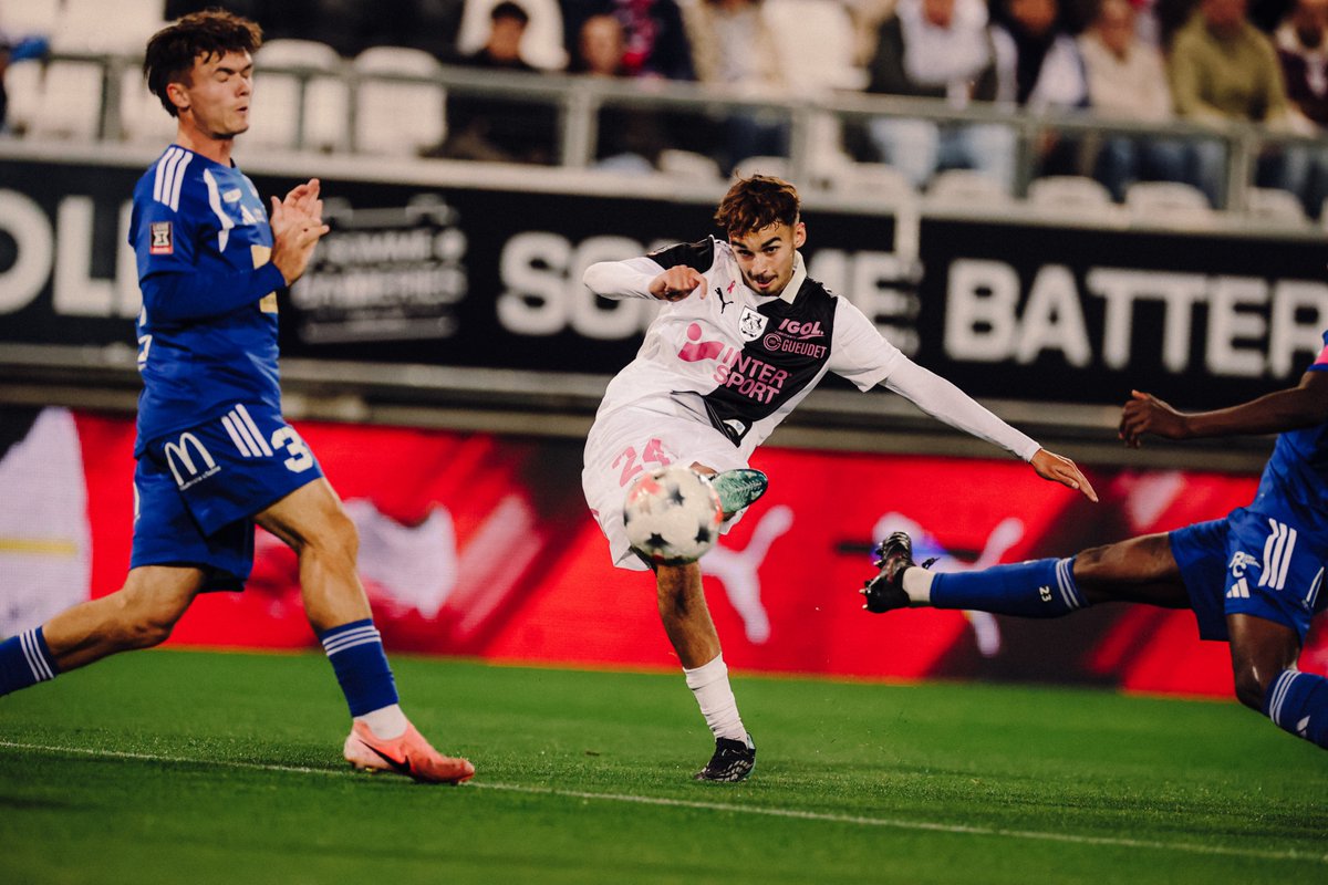 AmiensSC's tweet photo. ⚔️ Bonne première demi-heure de nos Amiénois, qui dominent les débats face à des visiteurs solides et menaçants en contre. Le FCVB vient d’ailleurs d’en obtenir un nouveau corner.

#ASCFCVB 0️⃣-0️⃣ | 32’ https://t.co/eGSinZ7Nfk