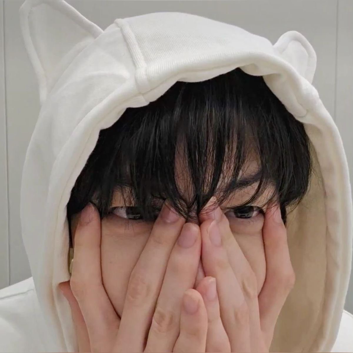 soobrimiya's tweet photo. this sweater with ears omg 🤏😭😭 https://t.co/o4aZrULFZD